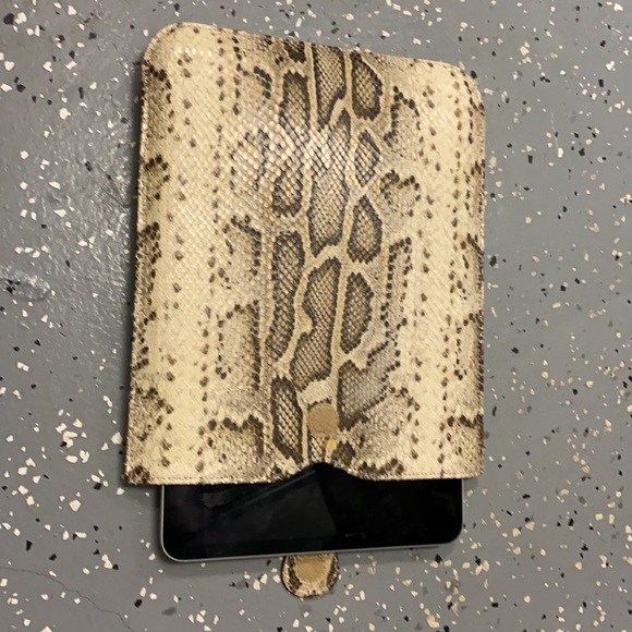 Python Print Leather iPad Case . Made In Italy - Picture 3 of 3